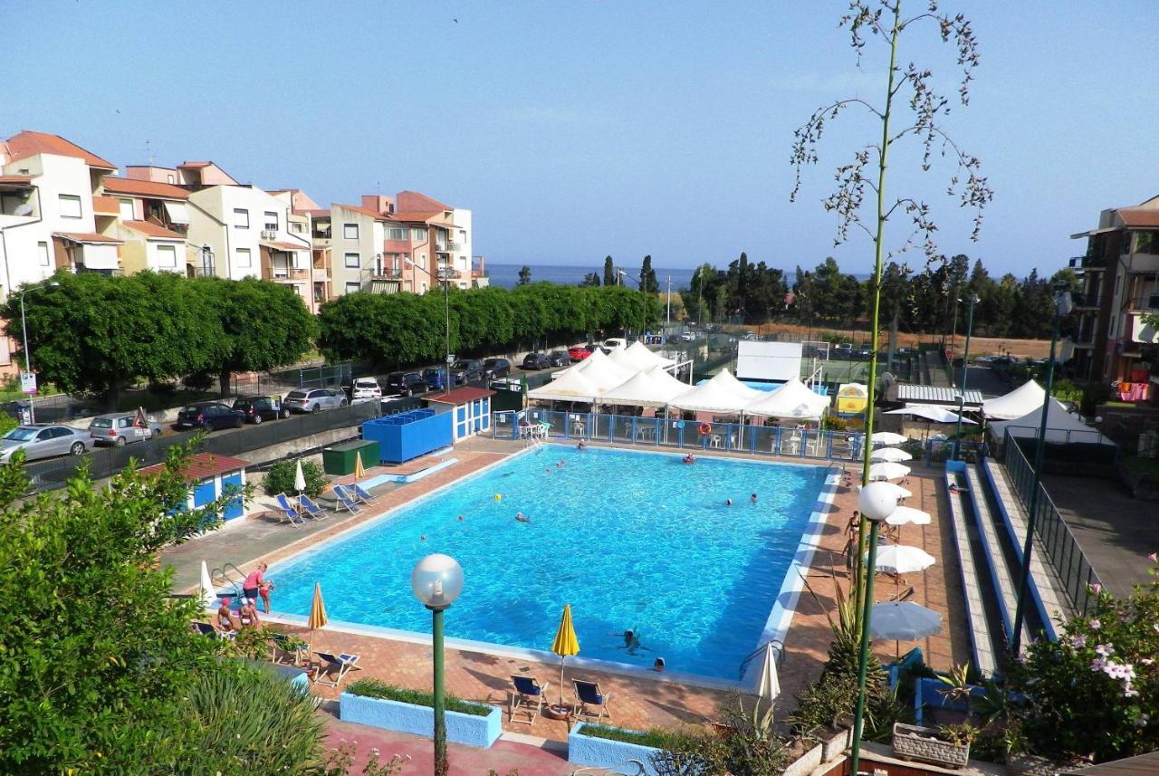 pietre nere Aparthotel Giardini Naxos Esterno foto