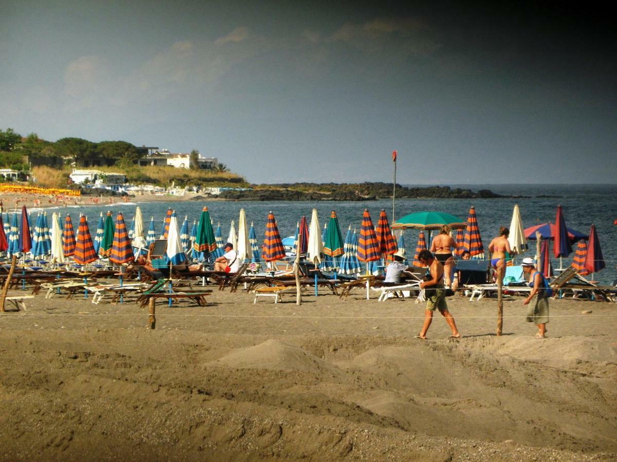 pietre nere Aparthotel Giardini Naxos Esterno foto