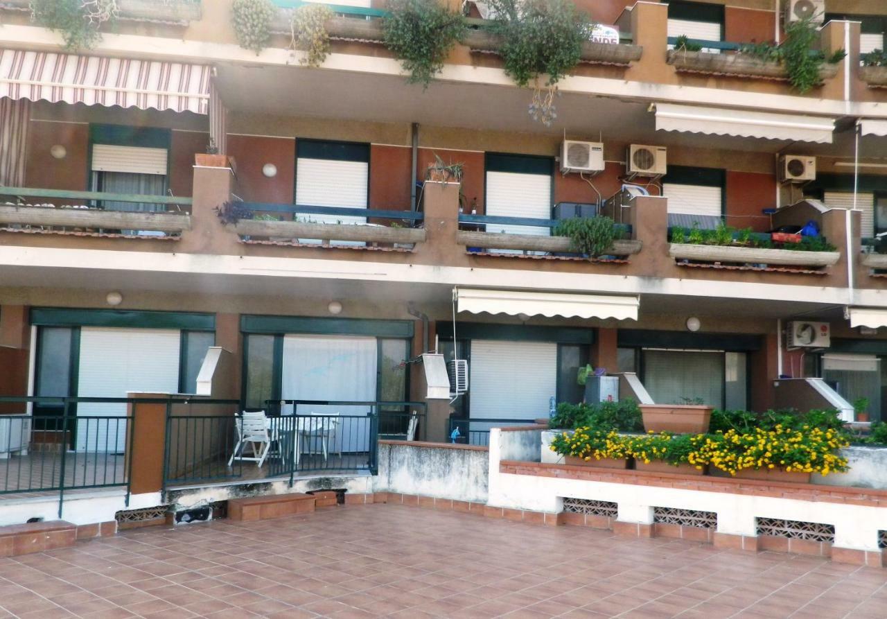 pietre nere Aparthotel Giardini Naxos Esterno foto