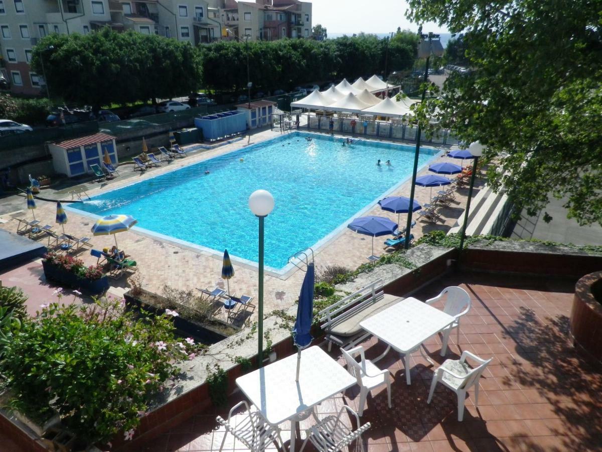 pietre nere Aparthotel Giardini Naxos Esterno foto